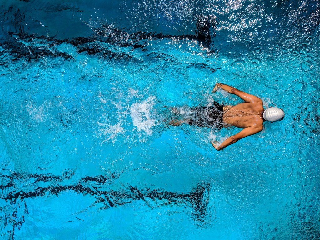 Doktersehat Olahraga Renang - Person Swimming In A Pool - HD Wallpaper 