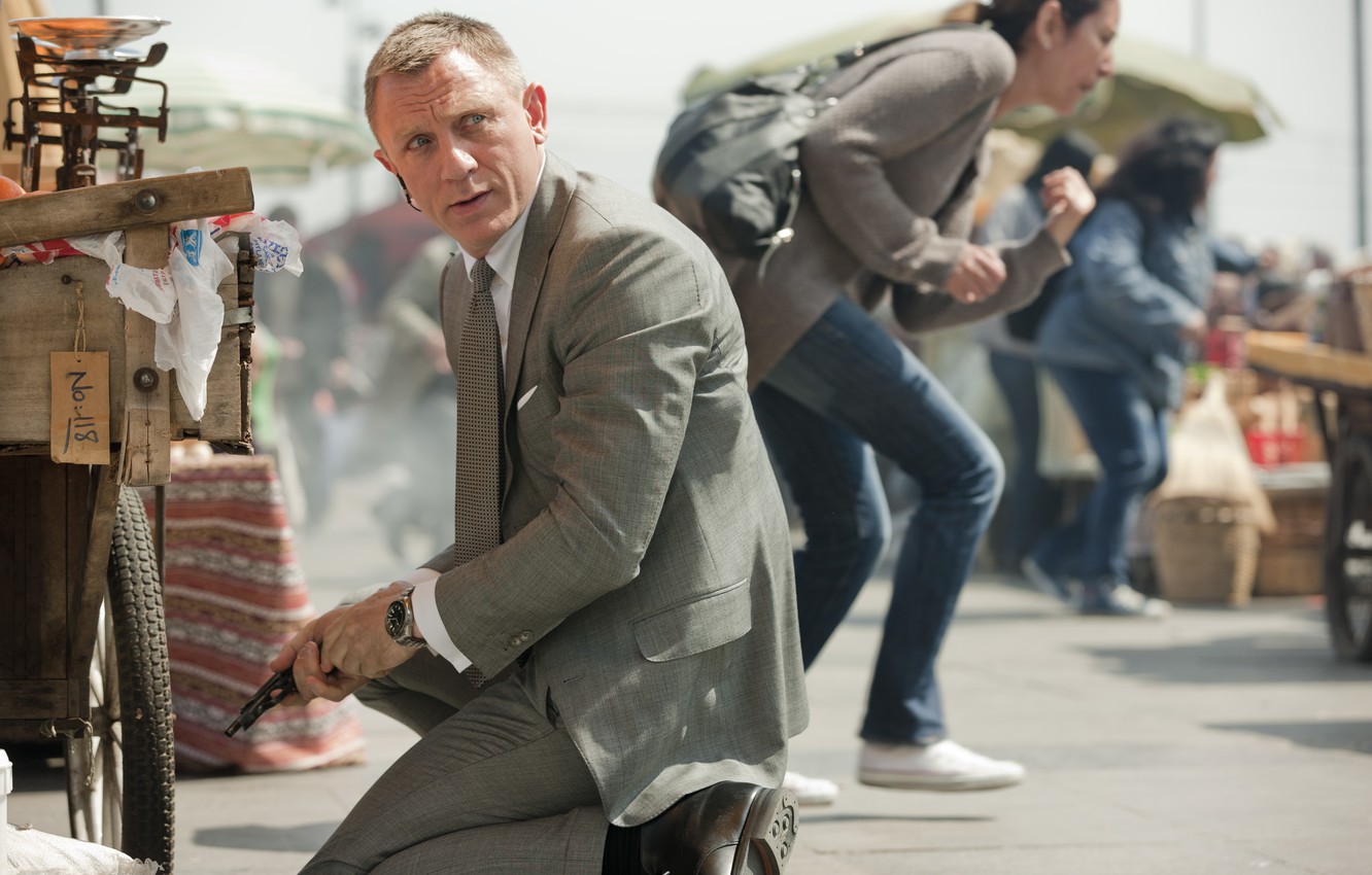 Photo Wallpaper James Bond, 007, Skyfall - James Bond Running Skyfall - HD Wallpaper 