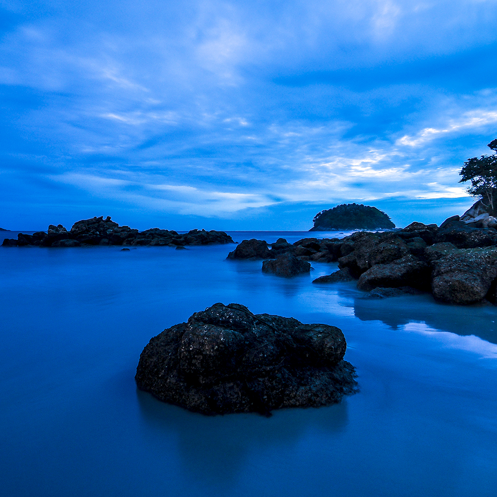 Blue Water With Rocks - HD Wallpaper 