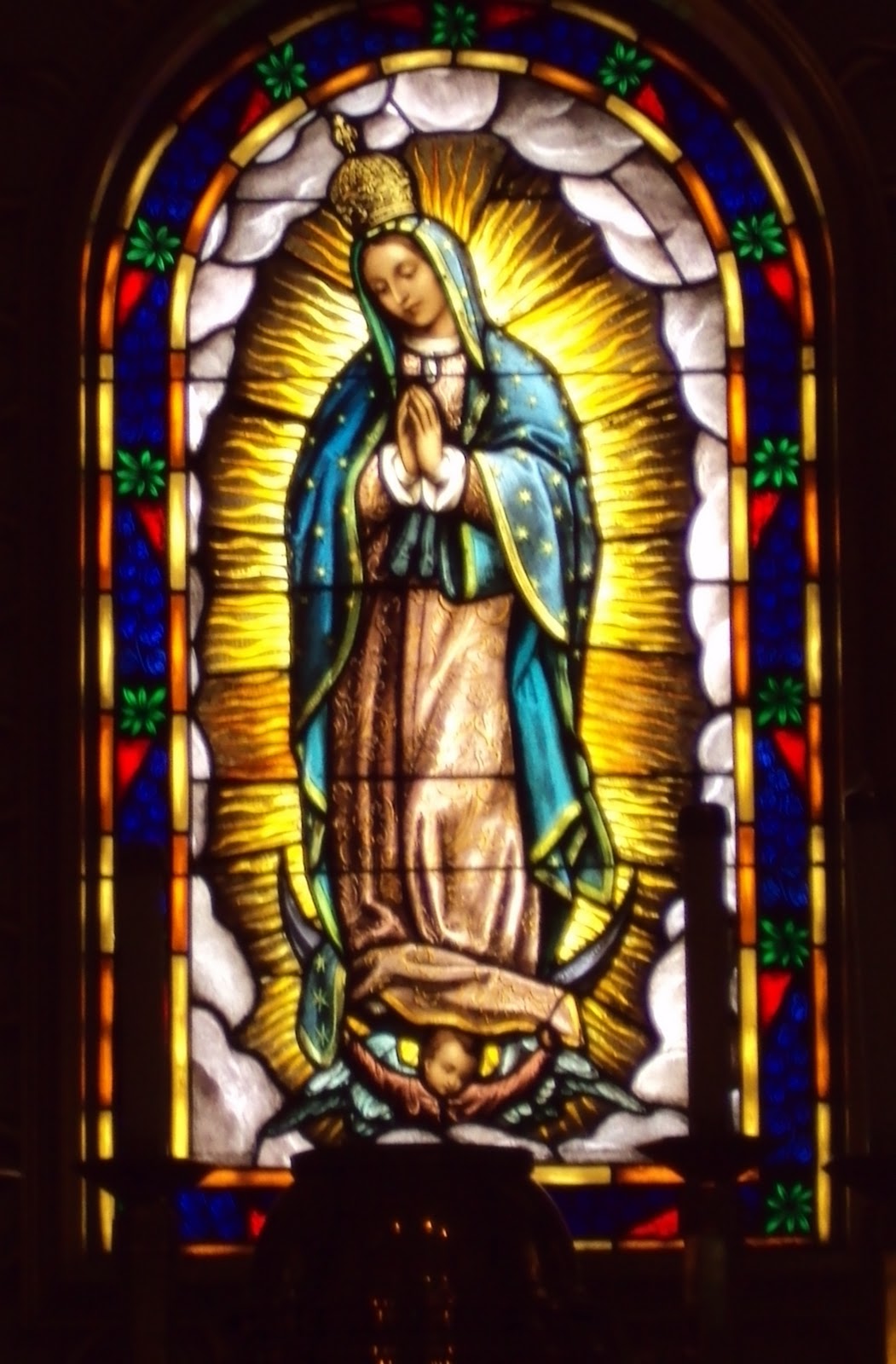 Lady Of Guadalupe Wallpaper - Virgin Of Guadalupe Stained Glass - HD Wallpaper 