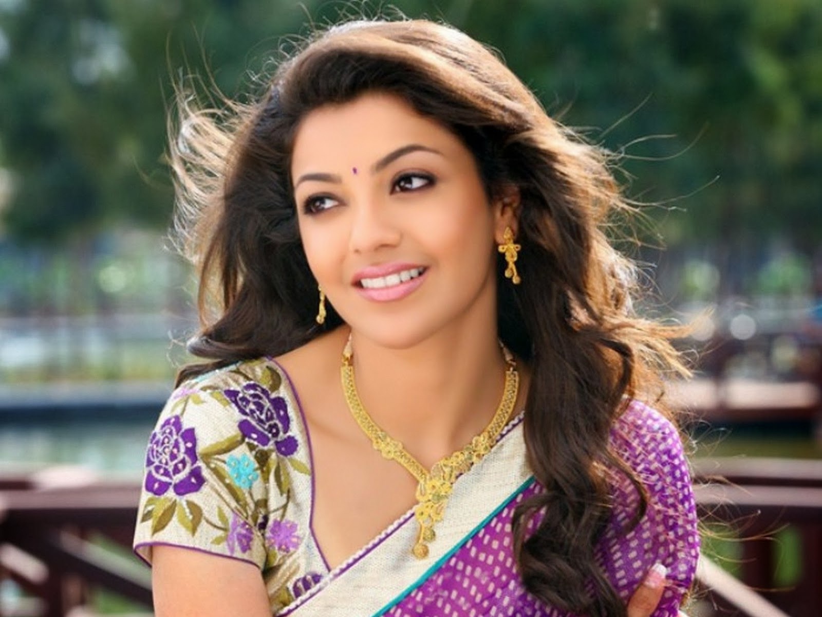 Kajal Agarwal Gorgeous In Saree Hd Wallpaper Images - Kajal Agarwal Hd Images Download - HD Wallpaper 