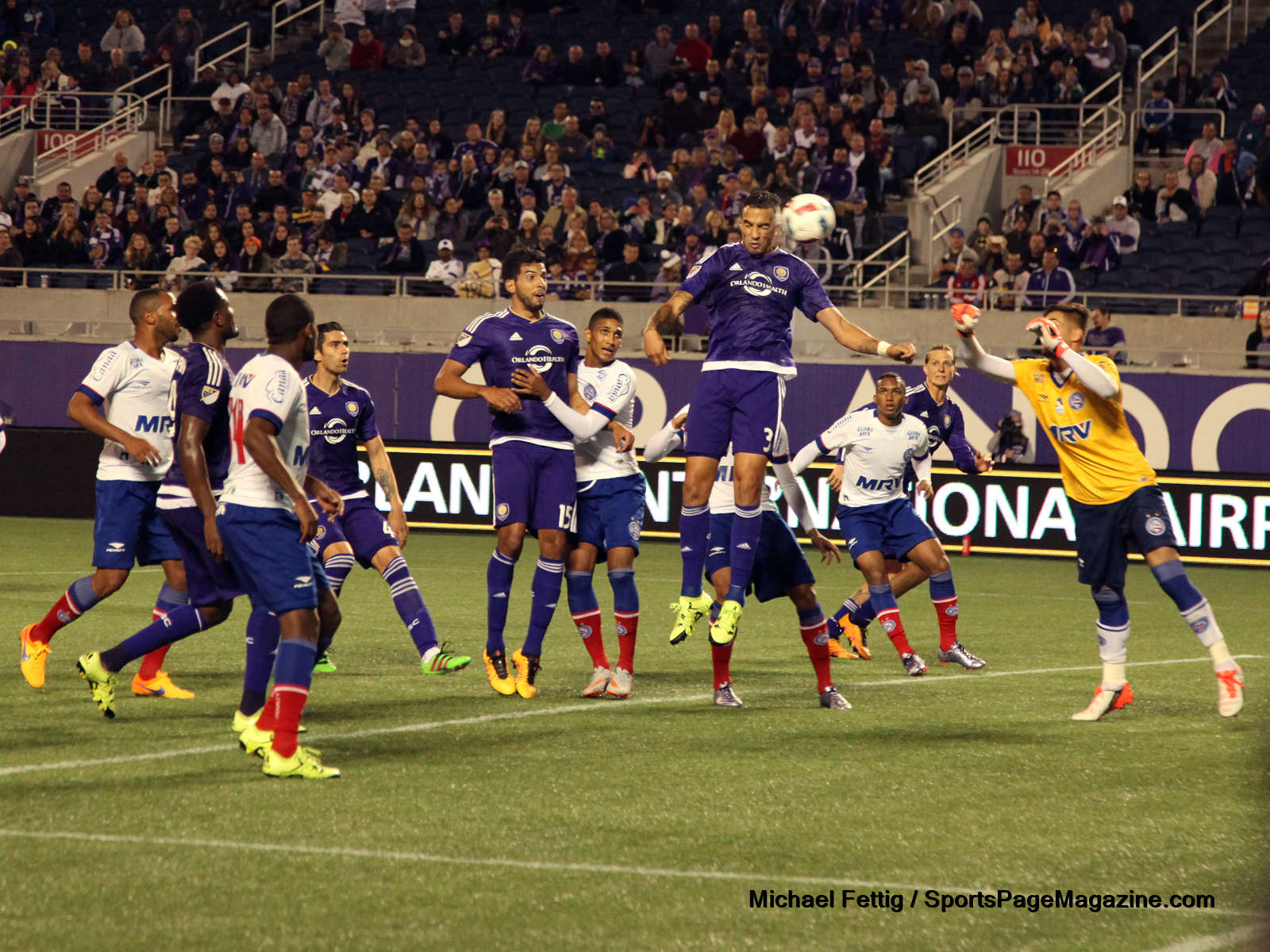 Head A Soccer Ball - HD Wallpaper 