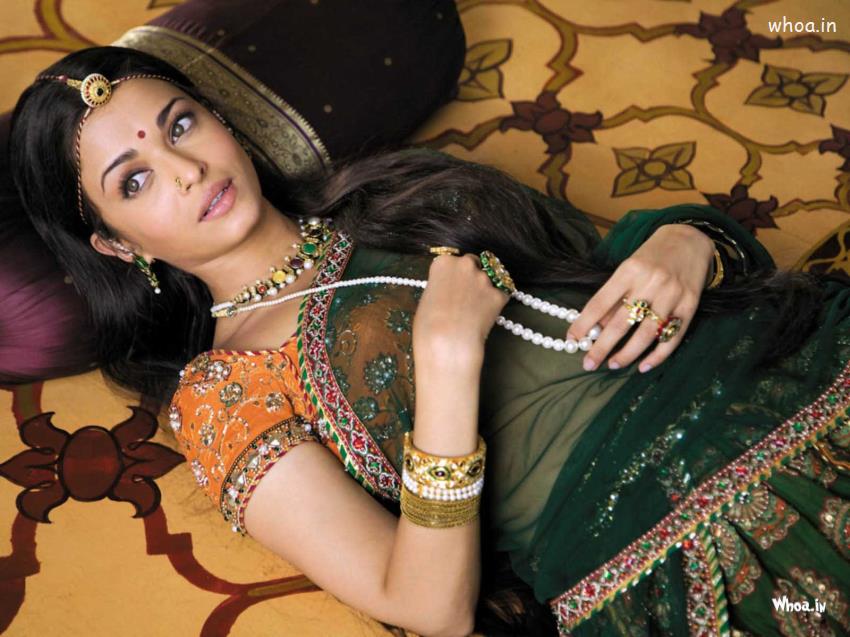 Aishvariya Rai In Green Saree Jodha Akbar Movie Wallpaper - Aishwarya Rai Jodha Akbar Green - HD Wallpaper 