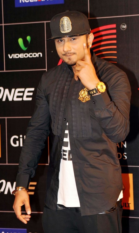 Yo Yo Honey Singh Sexy Looking Wallpapers - Yo Yo Honey Singh Zorawar Hd - HD Wallpaper 