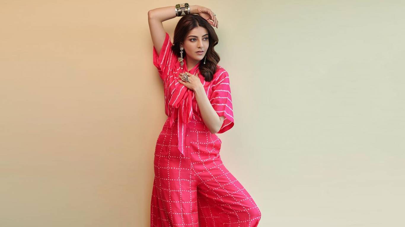 Kajal Aggarwal Wallpapers - Kajal Aggarwal Standing - HD Wallpaper 