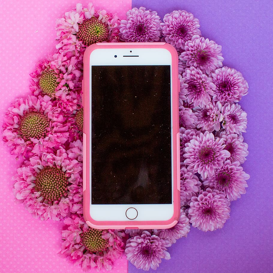 Gold Iphone 6 With Pink Case On White Flower Background, - Iphone Flower Pink Background - HD Wallpaper 