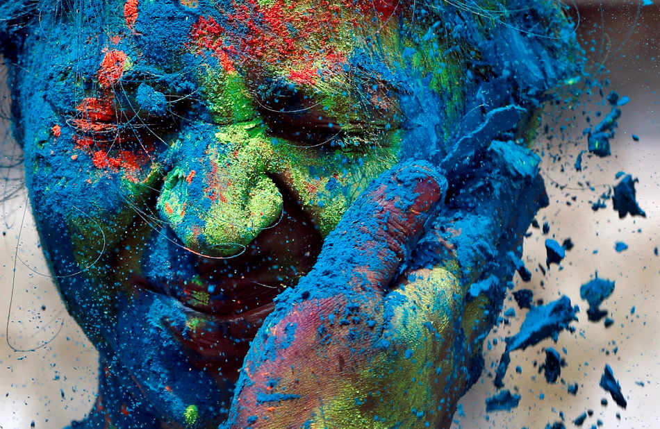 A Man Smears The Face Of A Woman With Colors During - Holi Festival Face - HD Wallpaper 