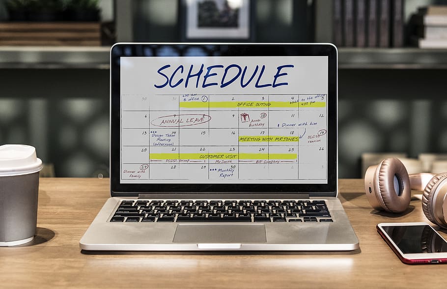 Macbook Pro Turned-on Displaying Schedule On Table, - Use Technology To Set Up Your Schedule - HD Wallpaper 