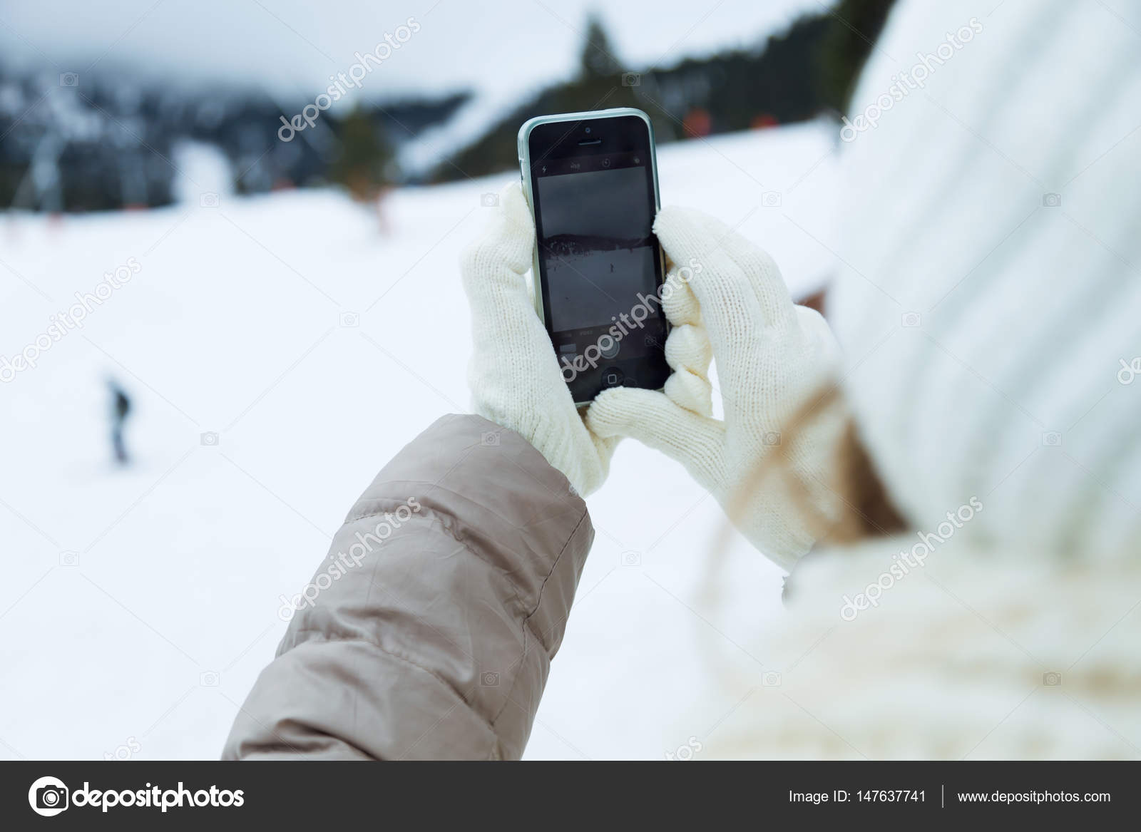 Using Phone In Snow - HD Wallpaper 