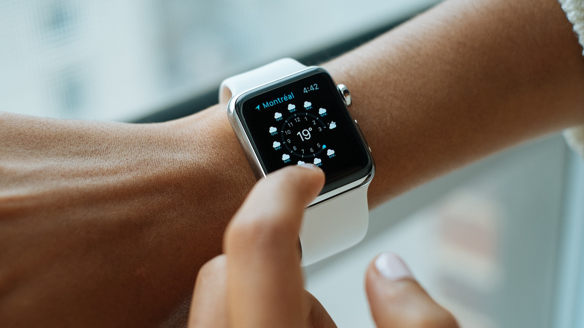 Wallpaper Smartwatch, Touch Screen, Hand - Apple Watch Series 5 Aluminium - HD Wallpaper 