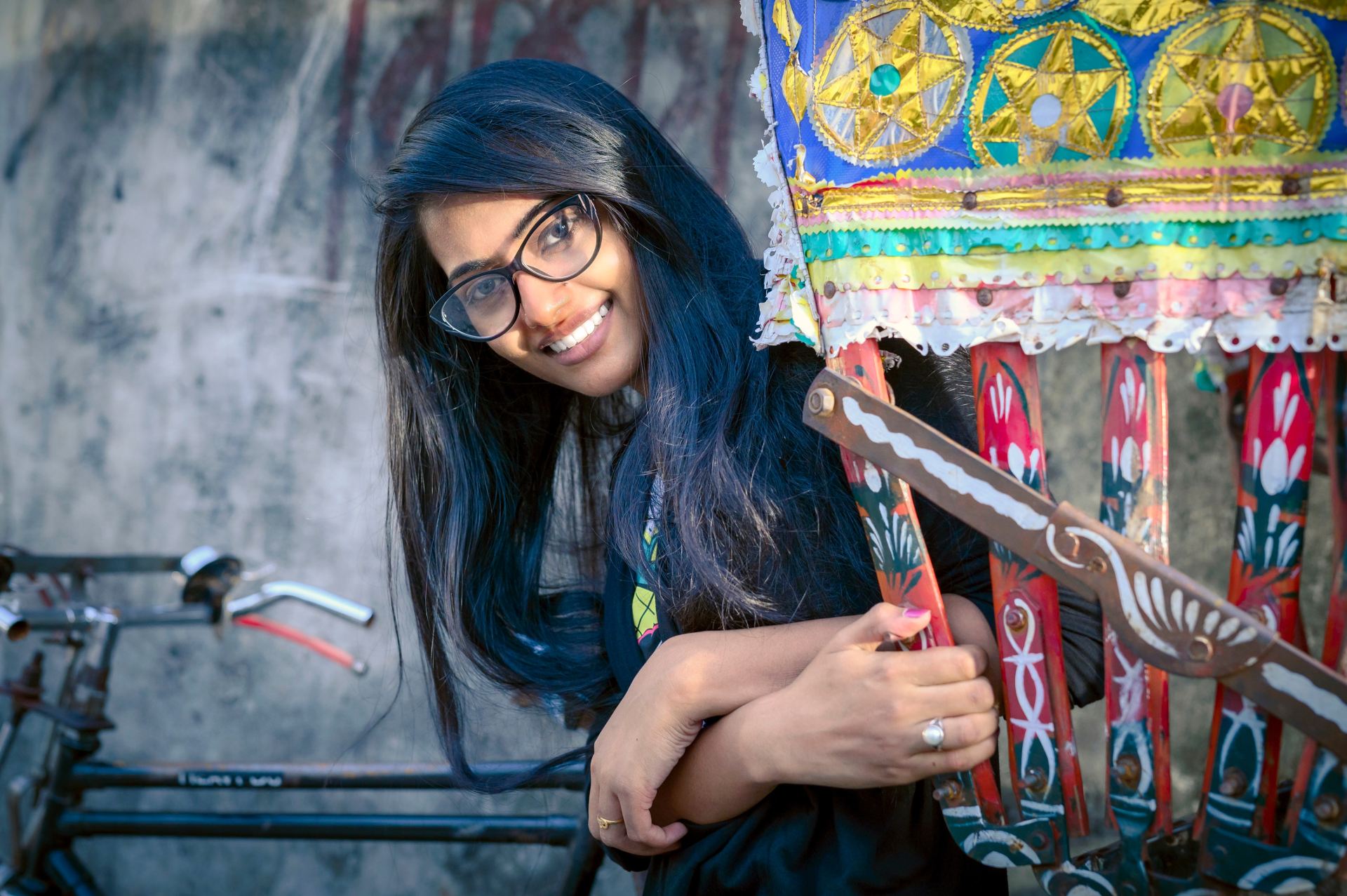 Young Smiling Smart Indian Girl Wallpaper - Girl - HD Wallpaper 