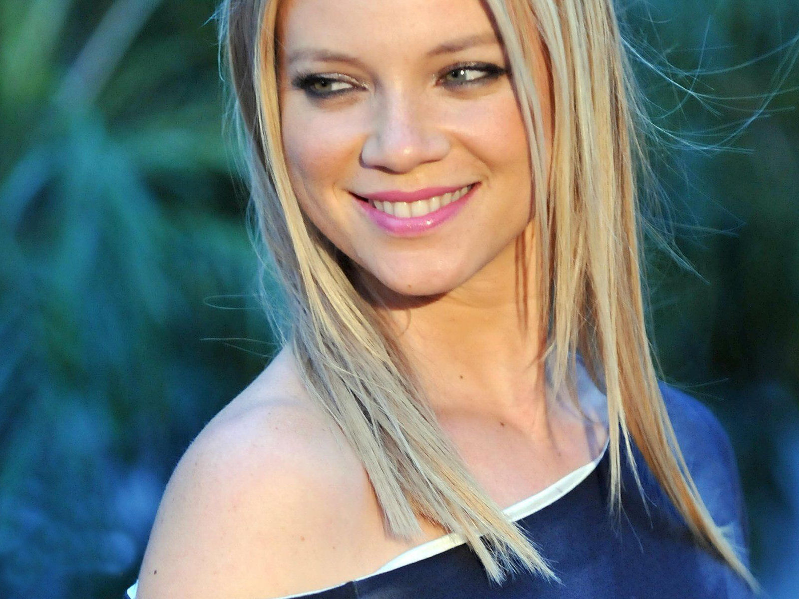Amy Smart Hot Face - HD Wallpaper 