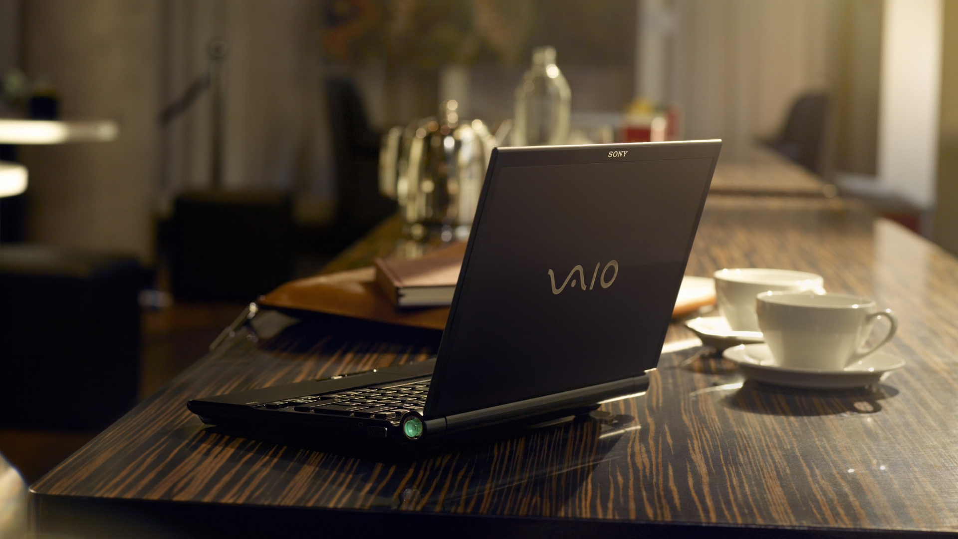 Wallpaper Vaio Table Blurry Notebook - Full Hd Sony Vaio - HD Wallpaper 