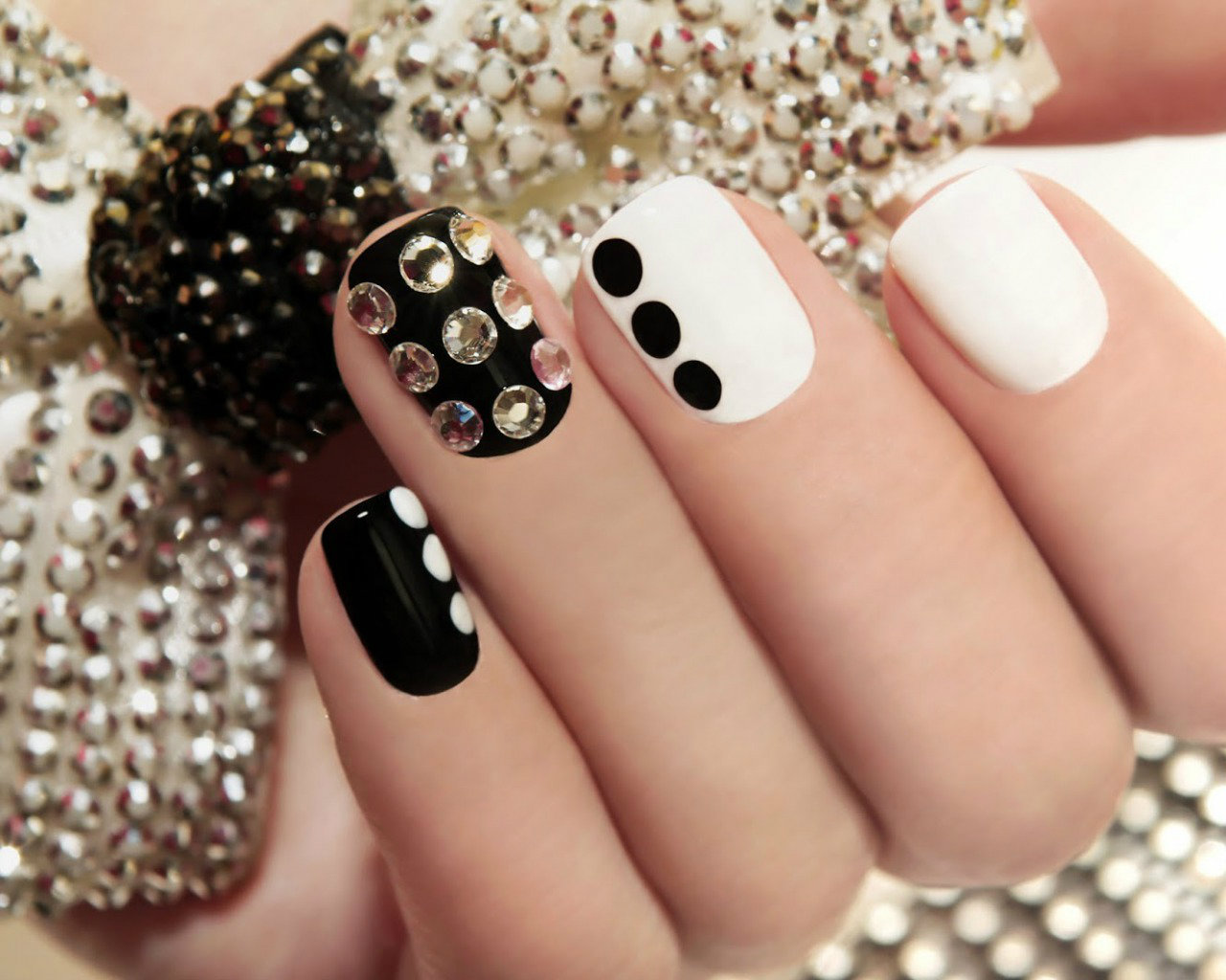 Hands With Nails Beautiful Wallpapers Hd Photos Hd - Beautiful Hand - HD Wallpaper 