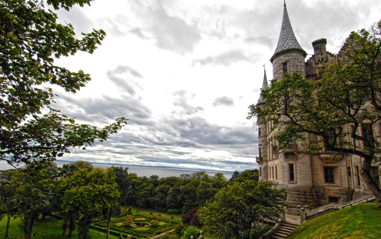 Castle Garden & Lovely Nature Wallpapers - Garden Castle - HD Wallpaper 