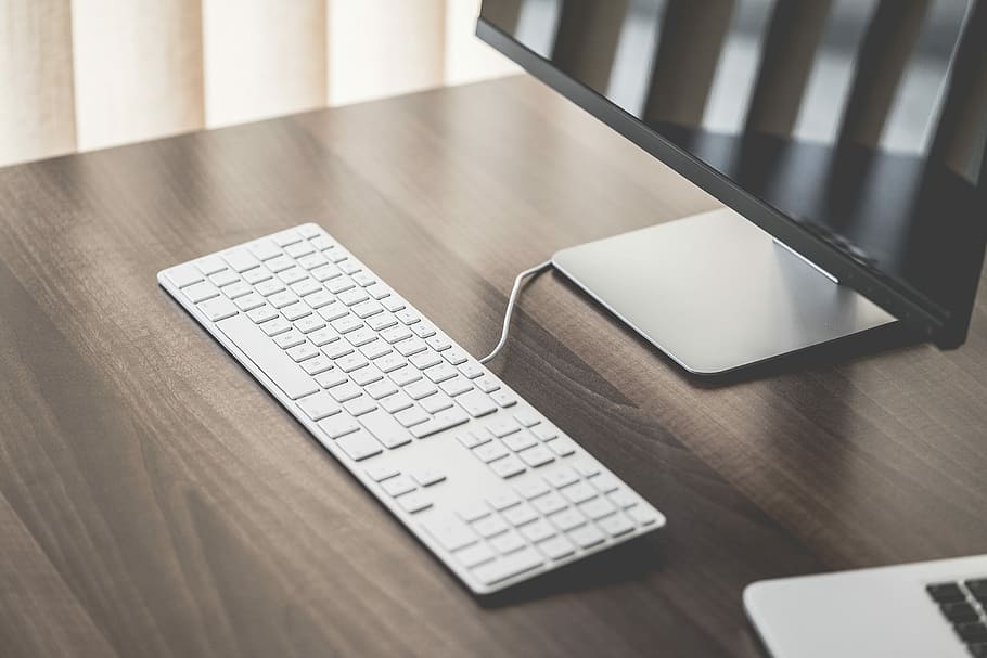 Keyboard And Glossy Desktop Display, Computer, Gear, - HD Wallpaper 