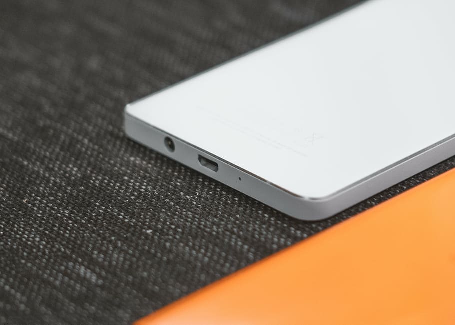 Close-up Photo Of White Android Smartphone, Black, - Avantage Des Progres Technique - HD Wallpaper 