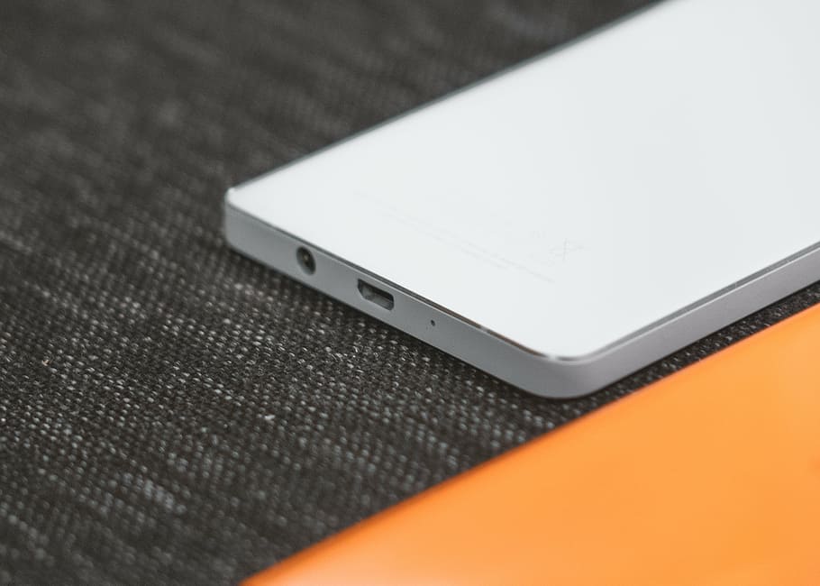 Close-up Photo Of White Android Smartphone, Black, - Avantage Des Progres Technique - HD Wallpaper 