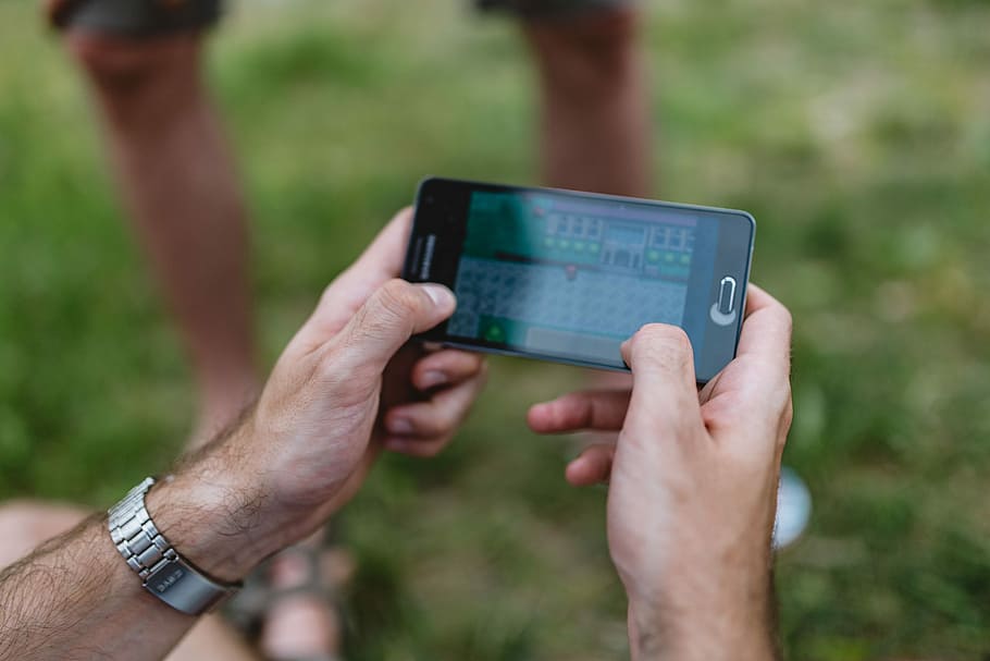 Closeup Of Man Hands Playing Videogames On Cell Phone, - Smartphone - HD Wallpaper 