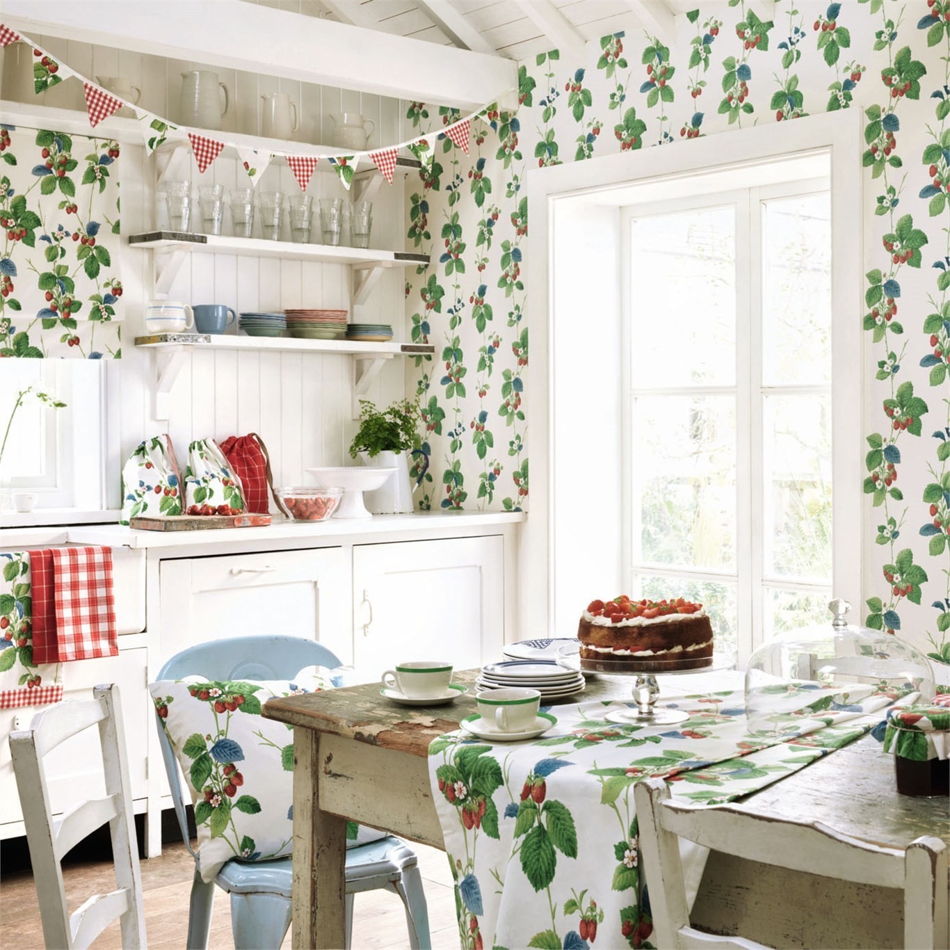The Vintage-inspired Wallpaper Line We Re Obsessing - Sanderson Strawberry - HD Wallpaper 