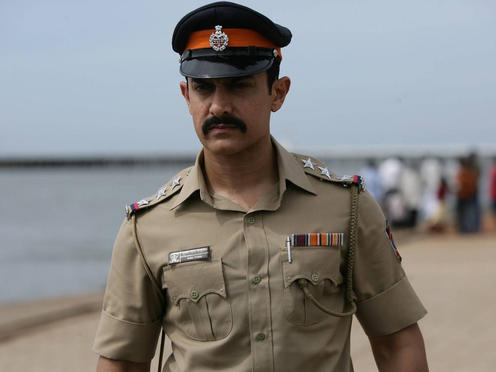 Aamir Khan Police Officer In Talaash Aamir Khan In Talash 1600x1200 Wallpaper Teahub Io