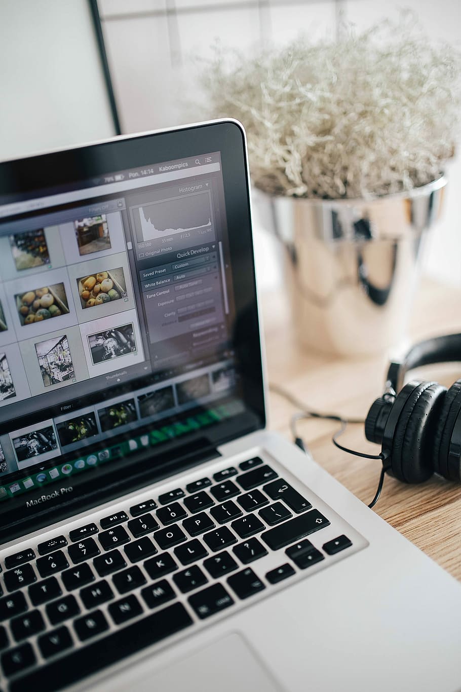 Macbook Pro With Headphones On A Wooden Desk, Apple, - Computers Used In Entertainment - HD Wallpaper 