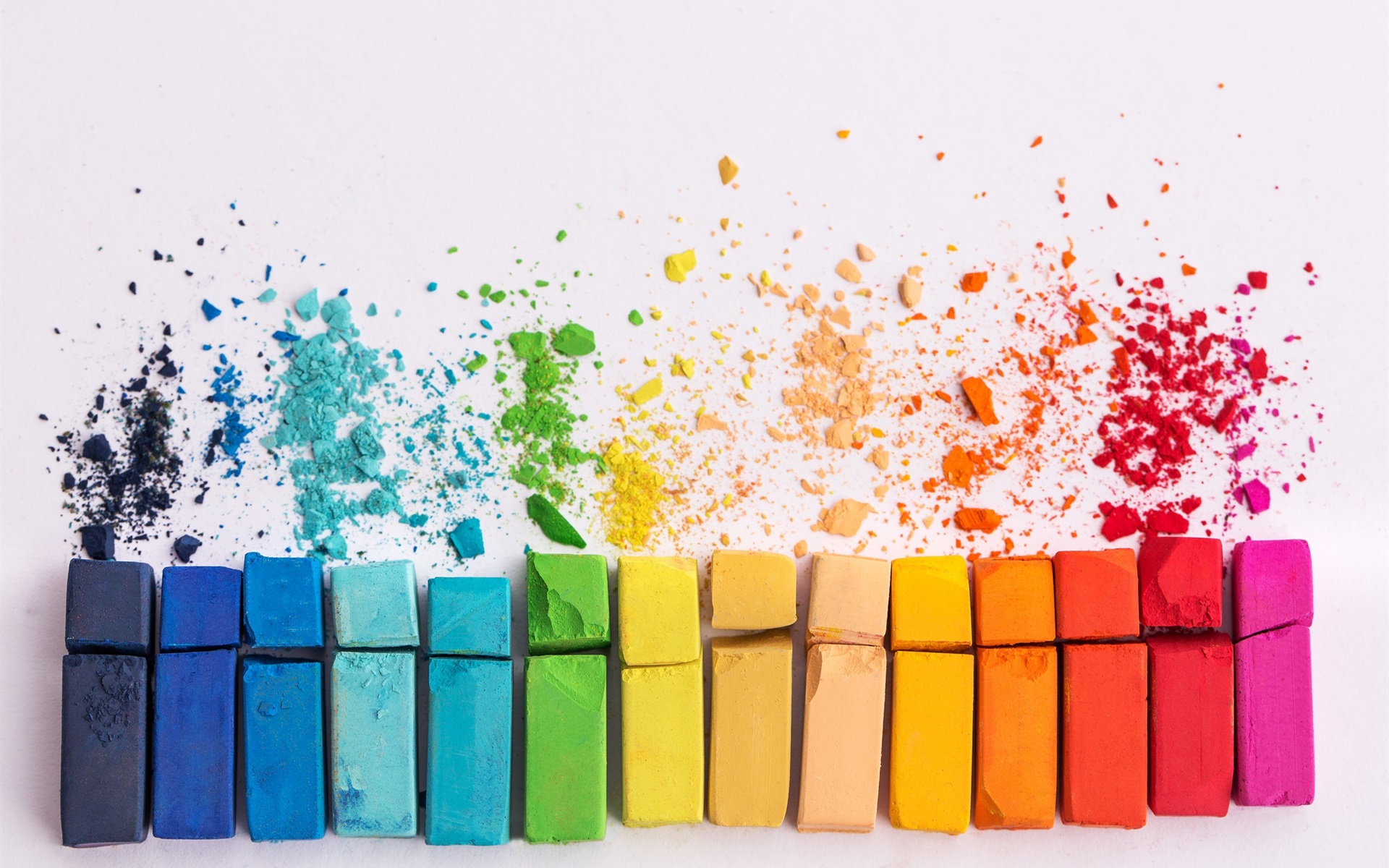 Wallpaper Colorful Chalks, White Background - Papel De Parede Colorido Com Giz - HD Wallpaper 