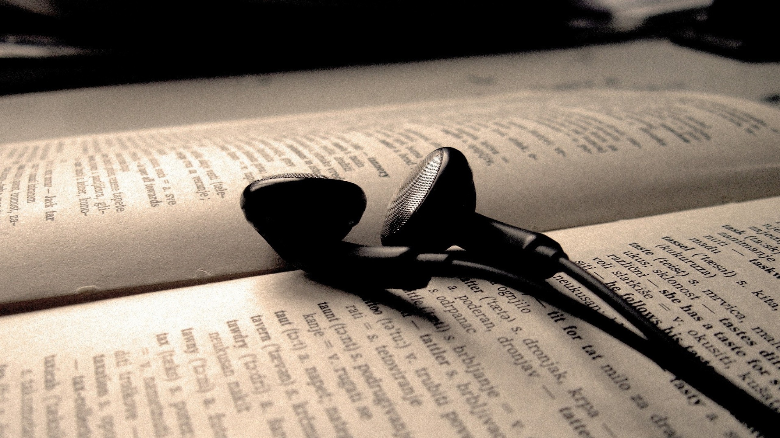 Wallpaper - Headphones And Books - HD Wallpaper 
