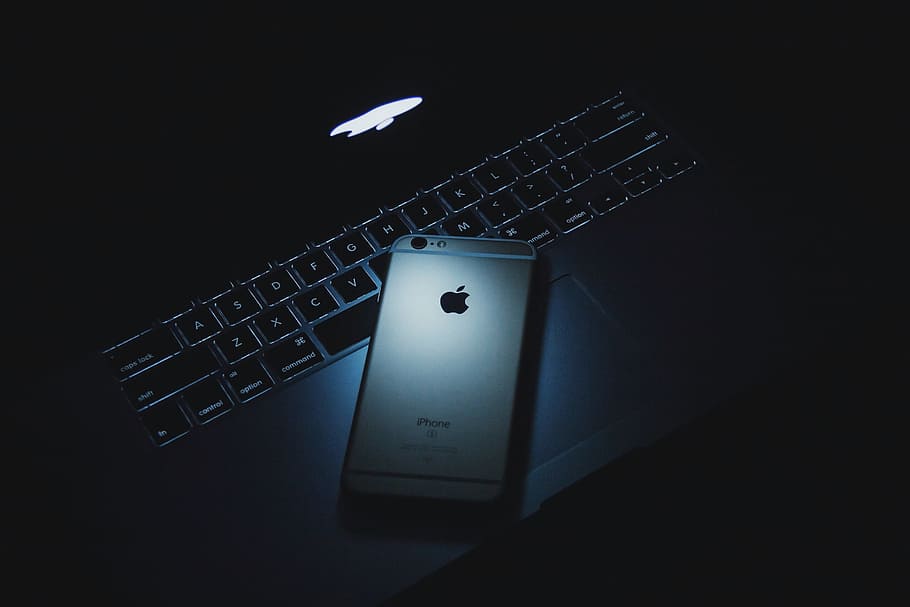 Dark Macbook And Iphone, Technology, Computer Equipment, - Love Heart With Black Background - HD Wallpaper 