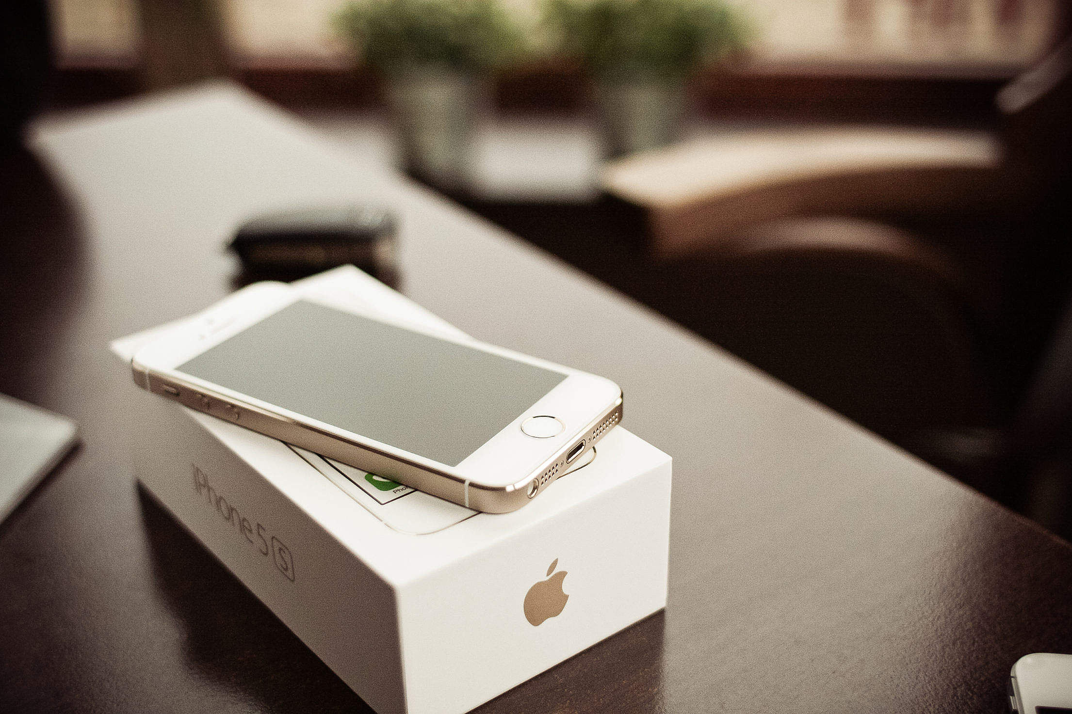 Download Iphone 5s Gold With A Box Free Stock Photo - Iphone 5s Images Download - HD Wallpaper 