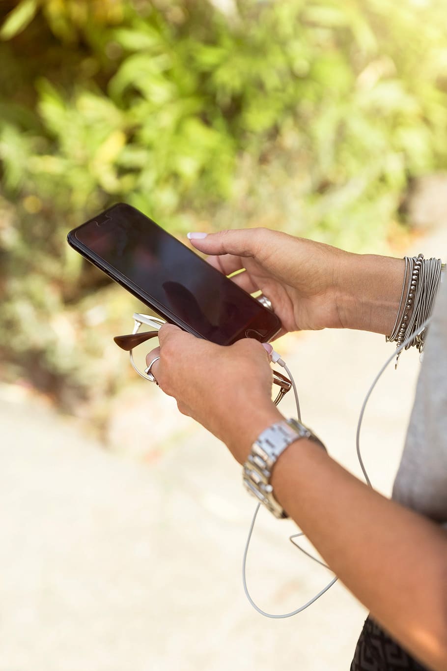 Woman Using Space Gray Iphone 6 Plus Close-up Photo, - Mobile Pic With Hand - HD Wallpaper 